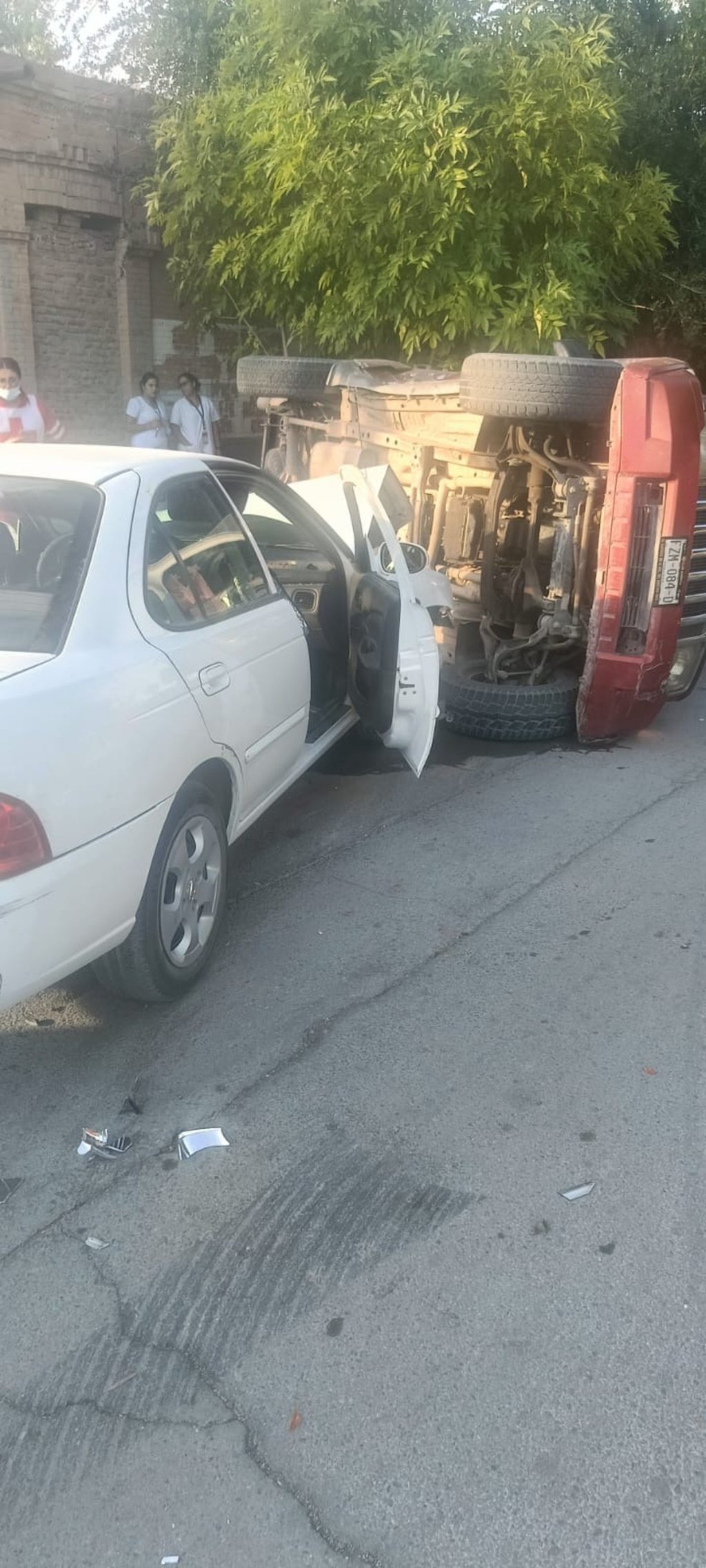Accidente. Una camioneta terminó volcada tras ser impactada por otro auto en la Zona Centro de Gómez Palacio.