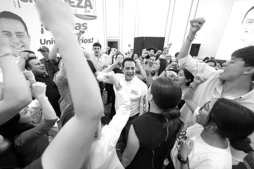 Durante su discurso, Toño Ochoa destacó el papel transformador de la Universidad Juárez del Estado de Durango (UJED).