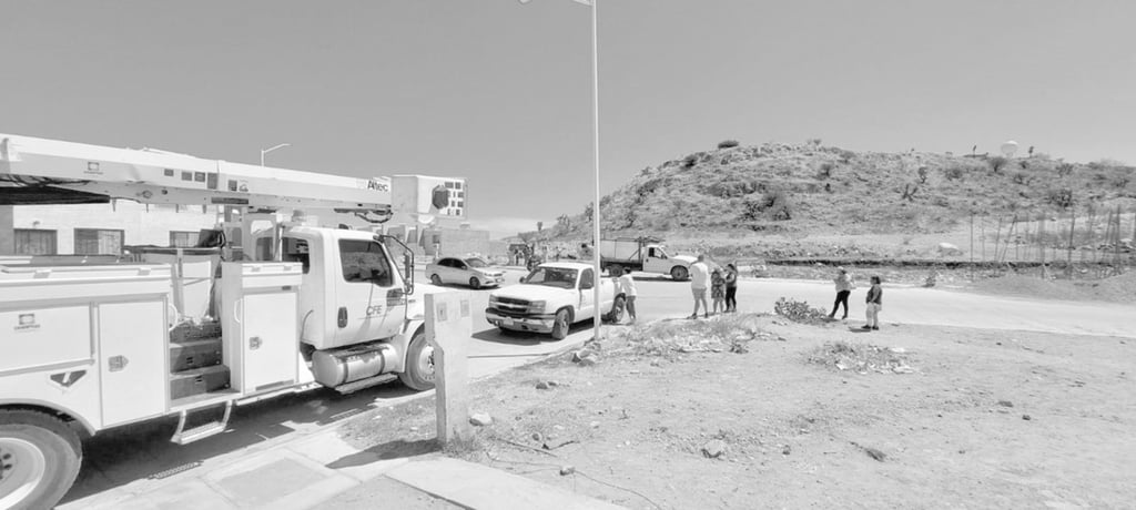 Trabajos. Empleados de una constructora rompieron un registro de cableado subterráneo y dejaron sin luz y agua al fraccionamiento.