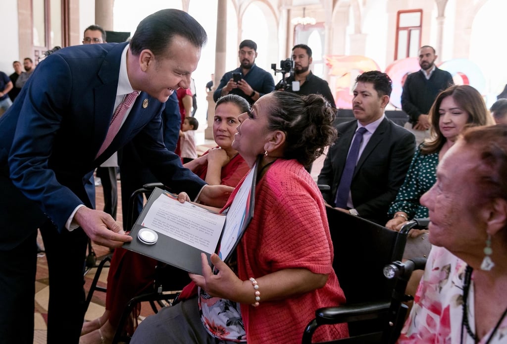 Tiempo. Esteban Villegas Villarreal homenajeó a 584 maestros que cumplen 30, 40 y 50 años de trayectoria en esta labor. 