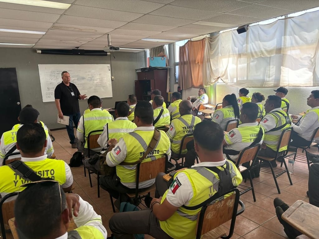 Durante las sesiones de capacitación, los elementos reciben conocimientos para mejorar sus habilidades de comunicación, aplicar técnicas de mediación y adoptar una actitud de servicio más humana.