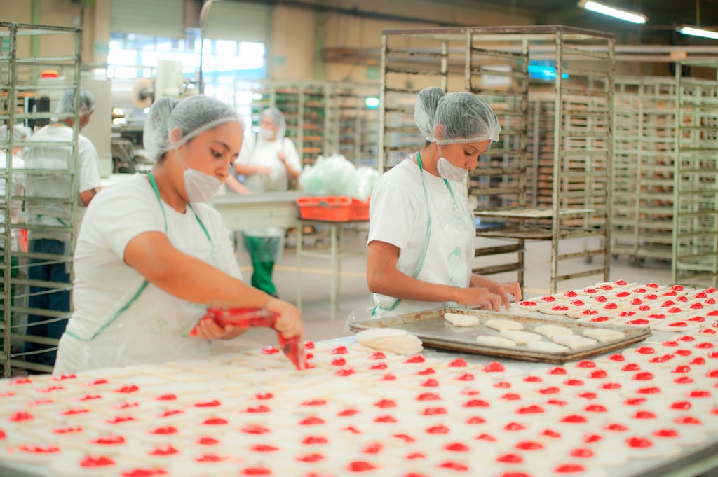 Salud. Los trabajadores ya no estarán obligados a permanecer de pie durante toda la jornada laboral, que es parte del bienestar laboral.