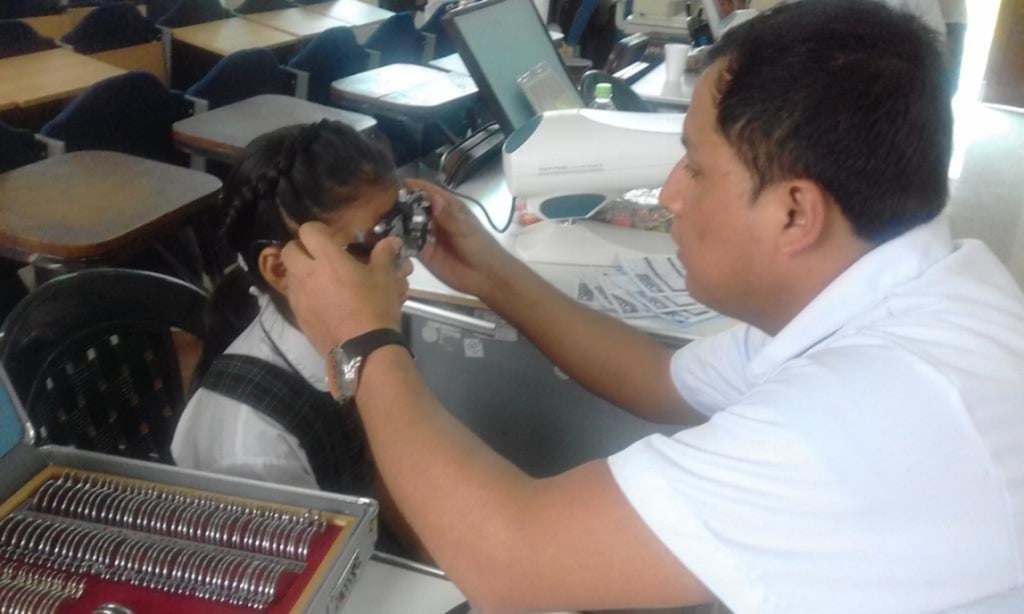 Fenómeno. Se realizan algunas revisiones y muchos alumnos tienen problemas visuales: necesitan usar lentes y muchos no lo saben.