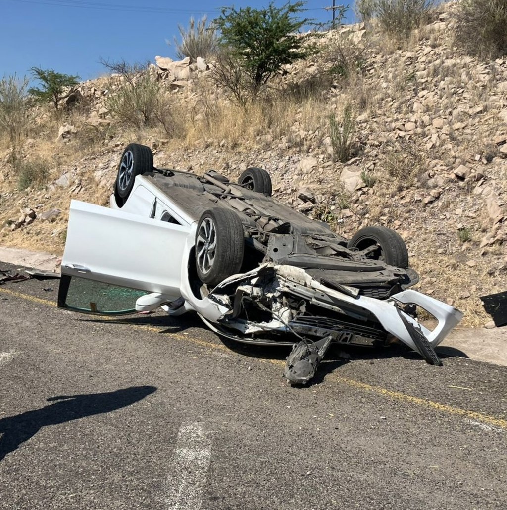 Choque-volcadura por el Periférico de Durango deja fuertes daños materiales