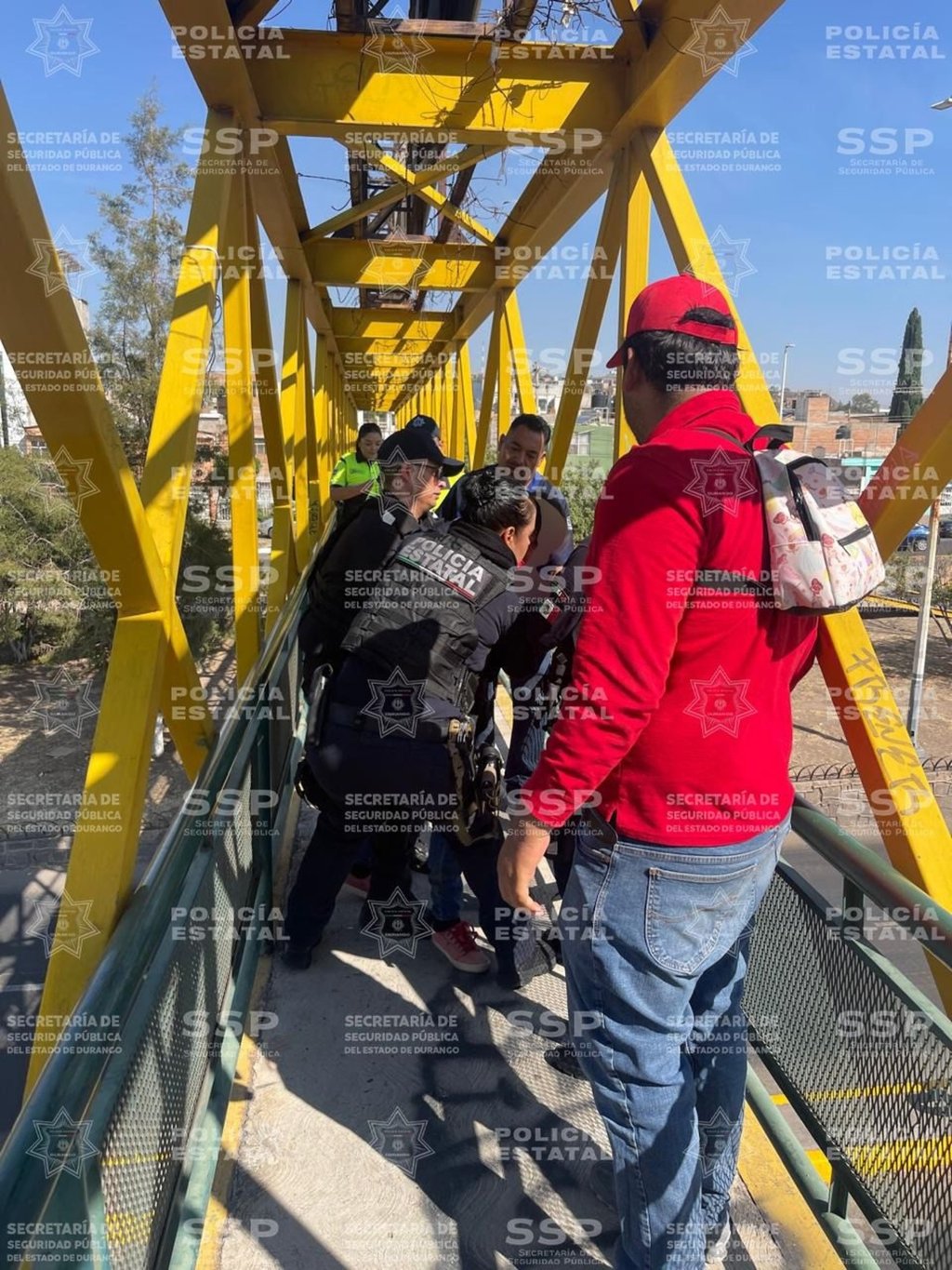 Acción. Corporaciones de seguridad evitaron que una joven se autolesionara. La Línea Amarilla la trasladó a recibir atención.