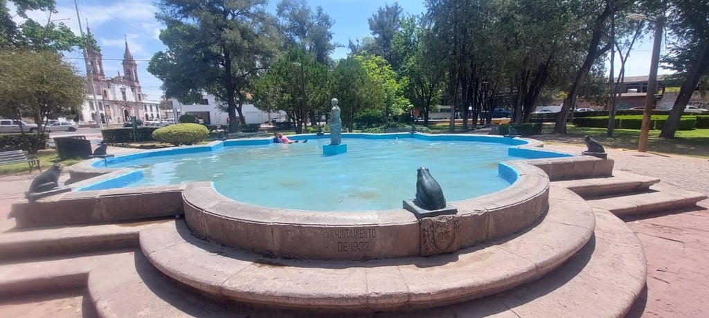 Chapuzón. Las altas temperaturas provocan que muchos niños se metan a la fuente de las ranitas a darse un baño.