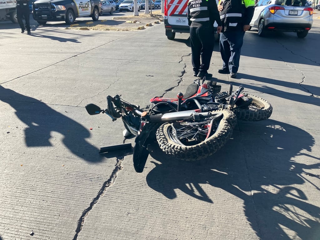 Accidente. Un joven de 29 años sufrió diversos golpes, después de que un vehículo le invadió el carril donde circulaba en moto.