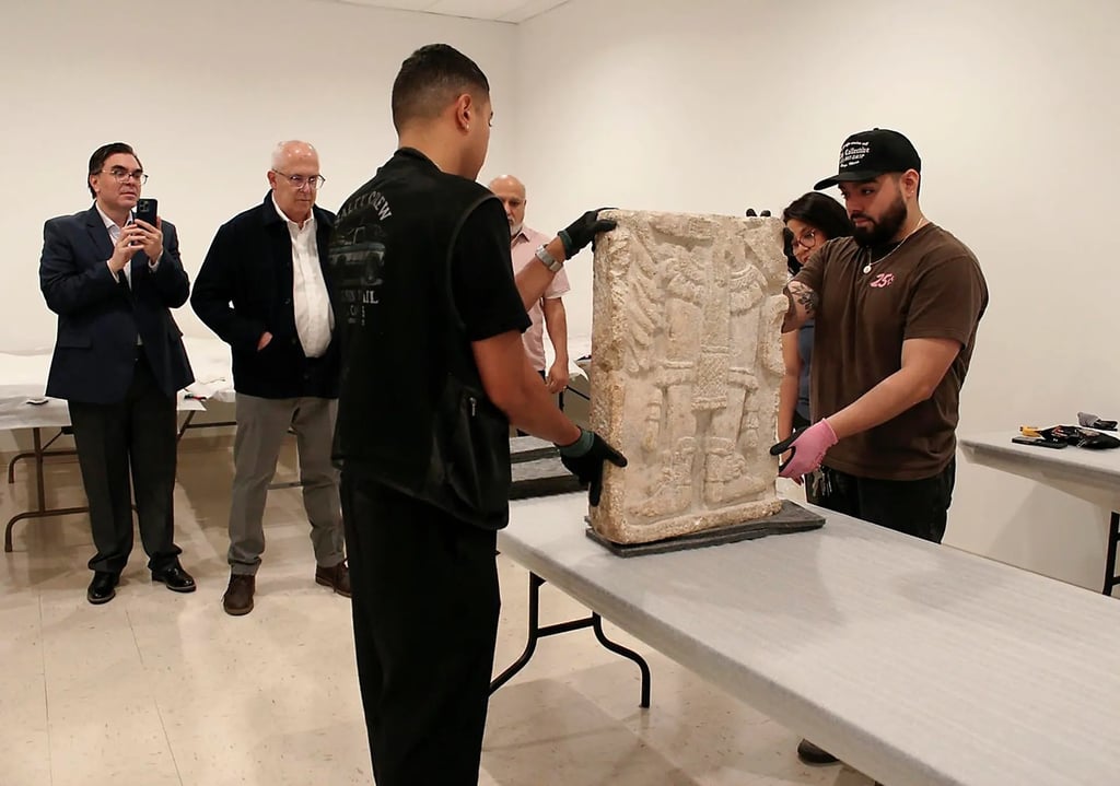 Pieza. Hecho de piedra caliza, este panel proviene del periodo Clásico maya (600-900 d.C.).