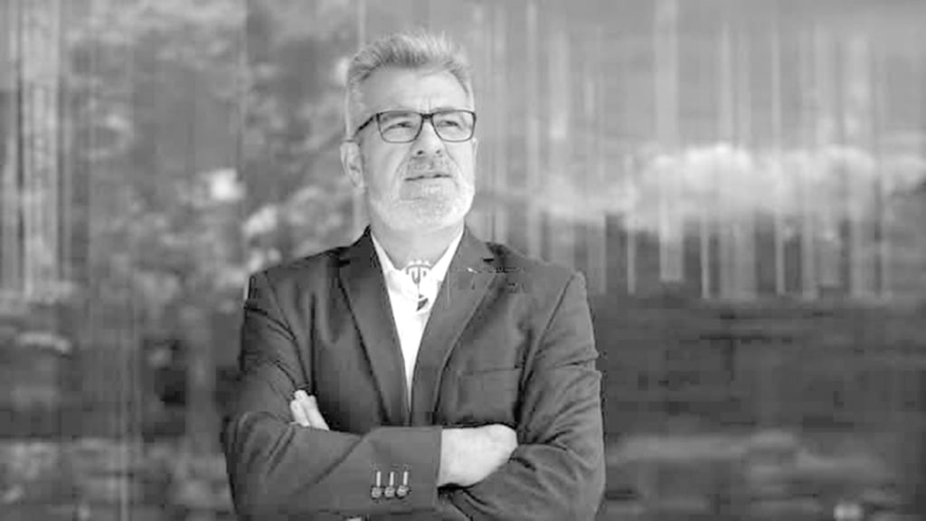 Visita. Este sábado, en las gradas del Nemesio Diez, Elizondo se apareció para analizar el trabajo arbitral de la semifinal.