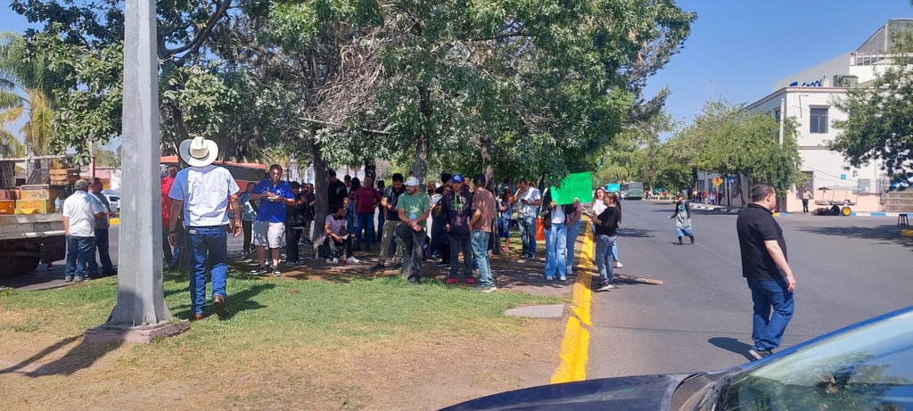 Protestan comerciantes contra los informales