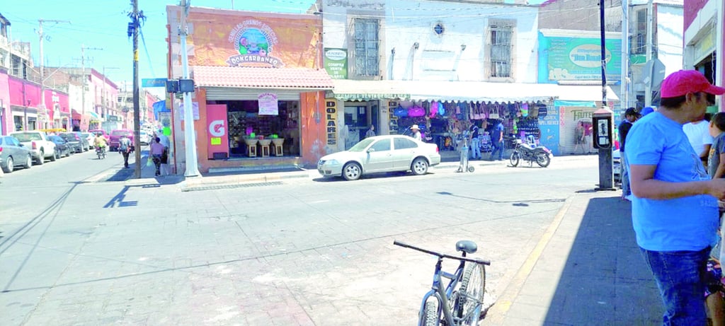 Acción. En este lugar se encontraba una plataforma que ya parecía más una frutería por su tamaño y que obstaculizaba la fachada del negocio de bicicletas. Ya fue retirada.