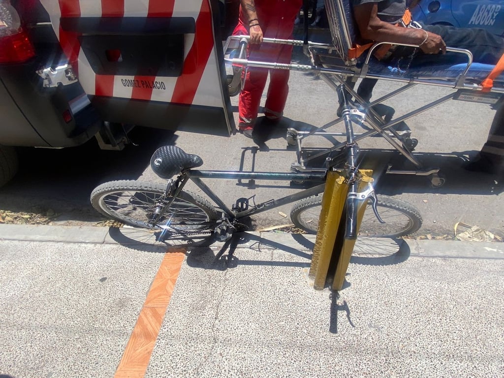 Accidente. Un auto impactó a un adulto mayor que viajaba en bicicleta en la colonia Santa Rosa, de Gómez Palacio; fue trasladado a recibir atención médica.