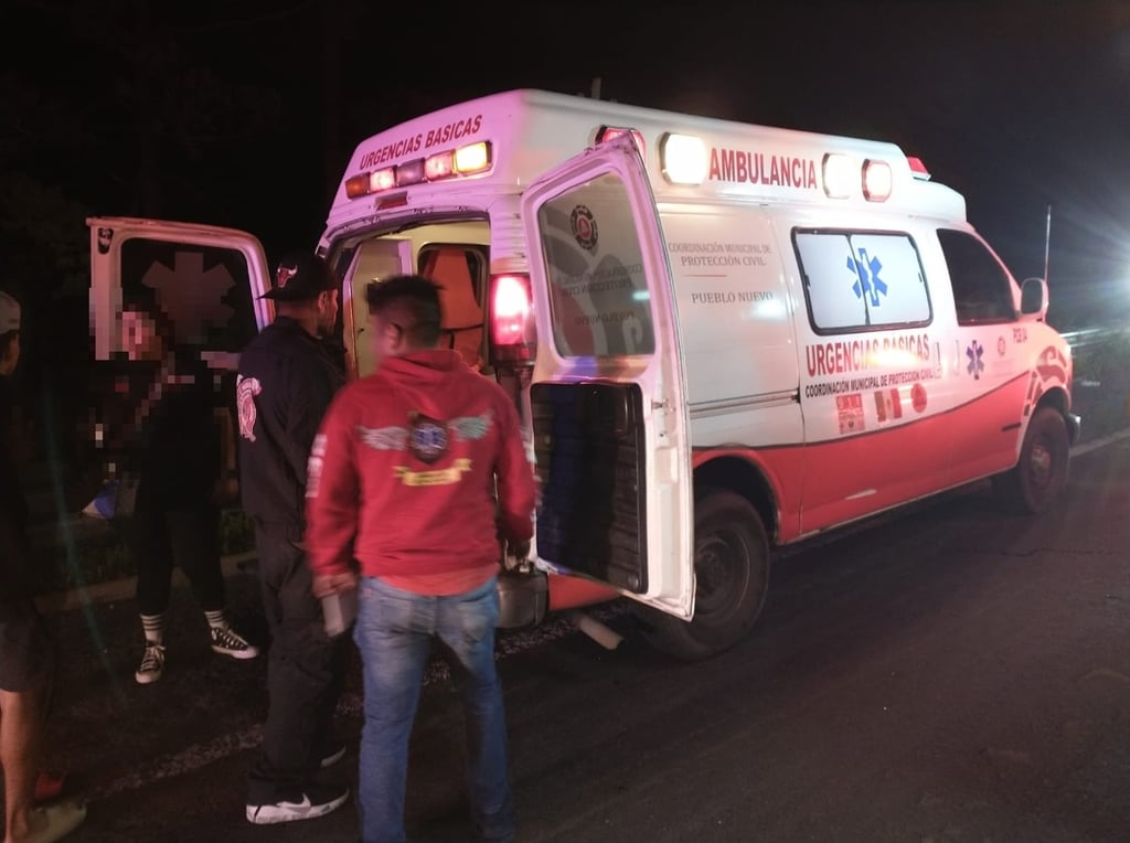 Un camionero volcó en la supercarretera y sufrió lesiones; es atendido en el Instituto Mexicano del Seguro Social.