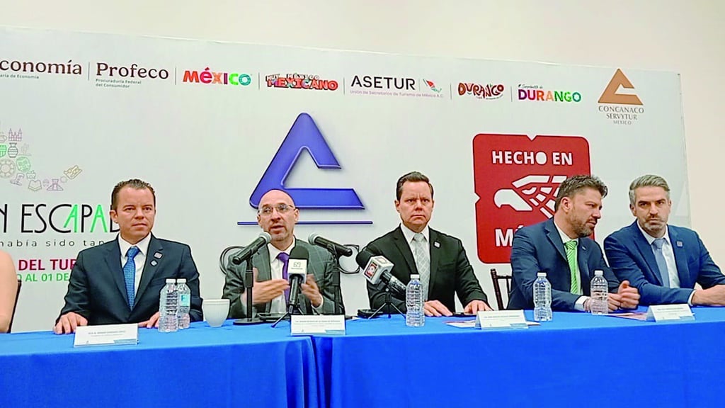 Presencia. El representante nacional de Concanaco Servytur estuvo en Durango para la toma de protesta del representante local de este organismo. 