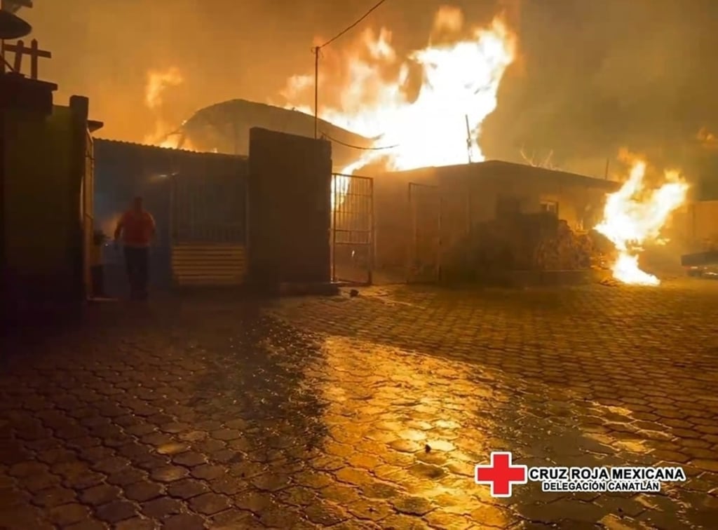 Caso. Bomberos de Canatlán fueron apoyados por 'tragahumo' de la capital duranguense para sofocar el incendio en una fábrica de cajas de madera. Cruz Roja atendió a 23 personas.