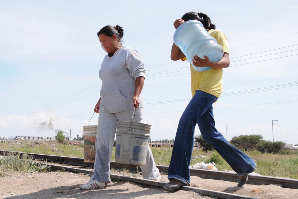 Falta. En algunas colonias de la ciudad de Durango se apoya con pipas de agua durante la semana.