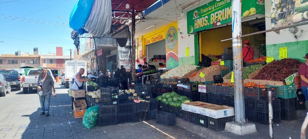 Problema. Muchos comerciantes están batallando para contratar personal que quiera trabajar y no solo que acudan a ver su celular.