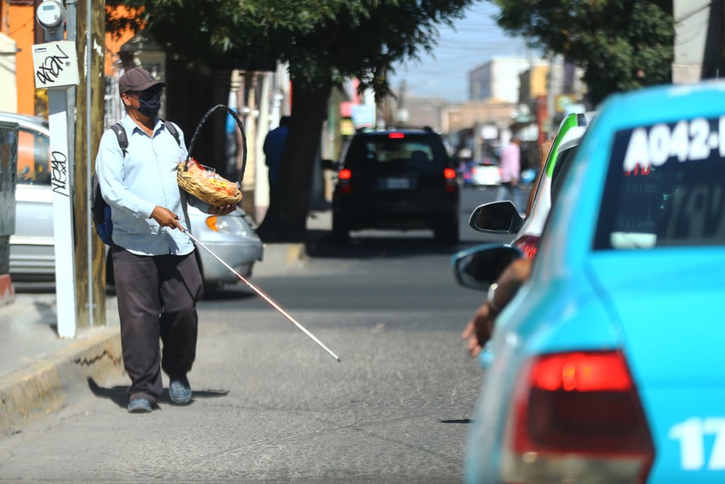 Venta. Mucha gente se aprovecha de los ciegos que se dedican al comercio.