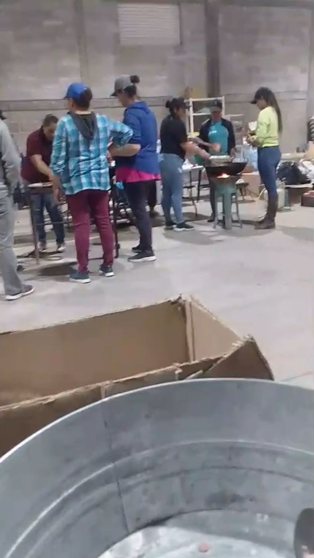 Apoyo. El empresario ha estado mandando alimentos, pero no han sido suficientes, ante la magnitud del incendio.