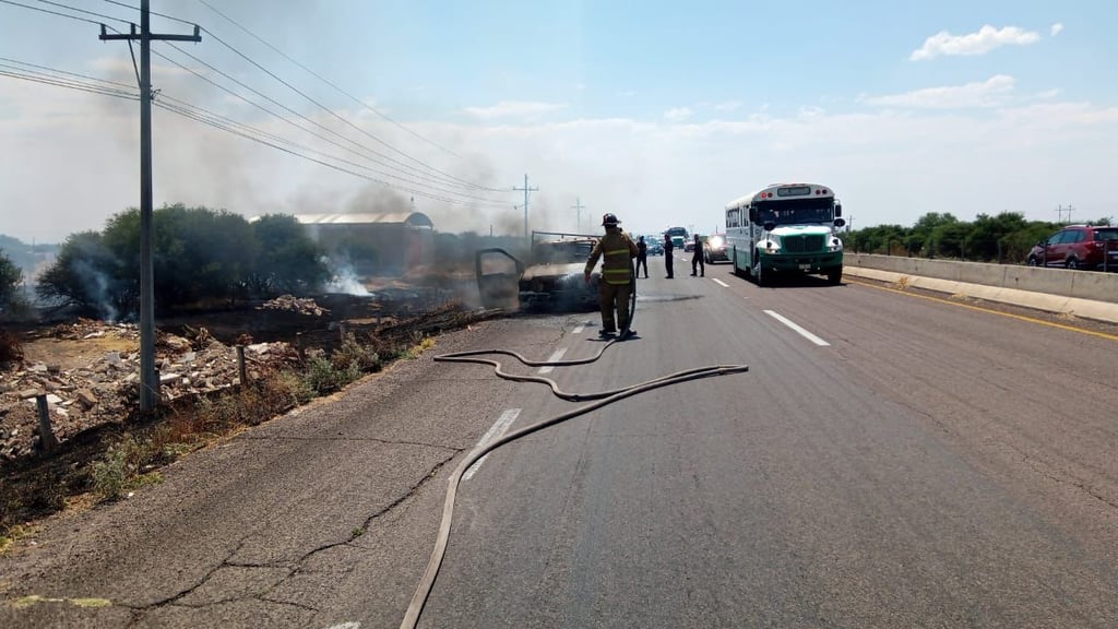 Incendio de camioneta provoca fuego en zacatal a la orilla de la carretera a Zacatecas