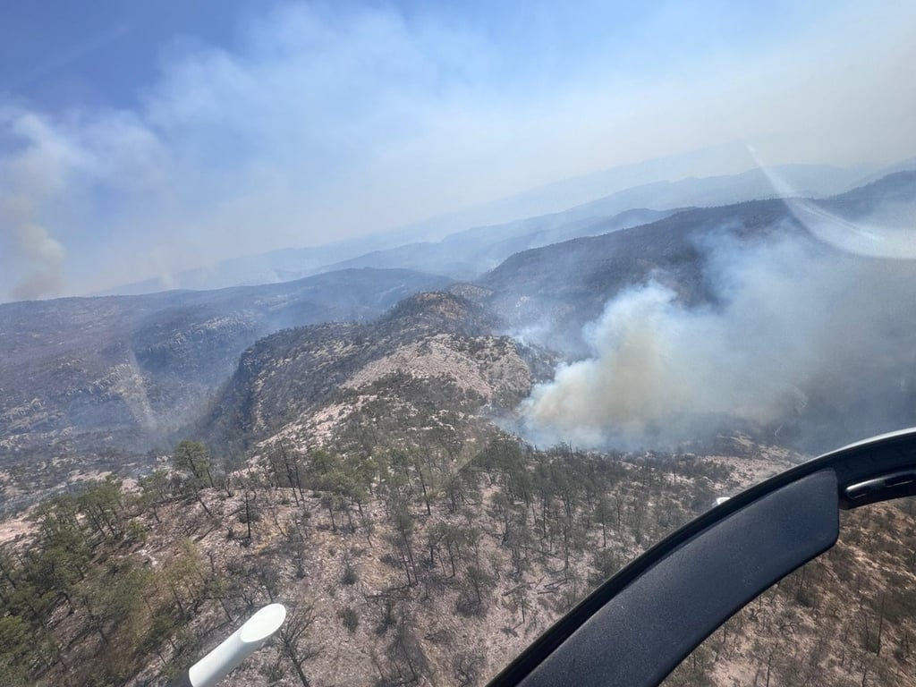 Sobrevuelo. De acuerdo con la última actualización, el incendio de Lobos y Pescadores se encuentra controlado nuevamente; se unieron más brigadistas voluntarios y personal del Ejército y la Guardia Nacional.