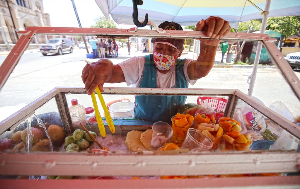 Enfrentan. Trabajar en vía pública implica sortear diferentes situaciones como las altas temperaturas. Los comerciantes permanecen a la intemperie por horas y sin un baño cerca.