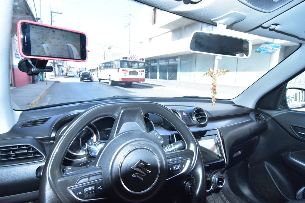 Revisión. Los conductores de vehículos de plataforma tendrán que cumplir con el reglamento, una vez que se termine.