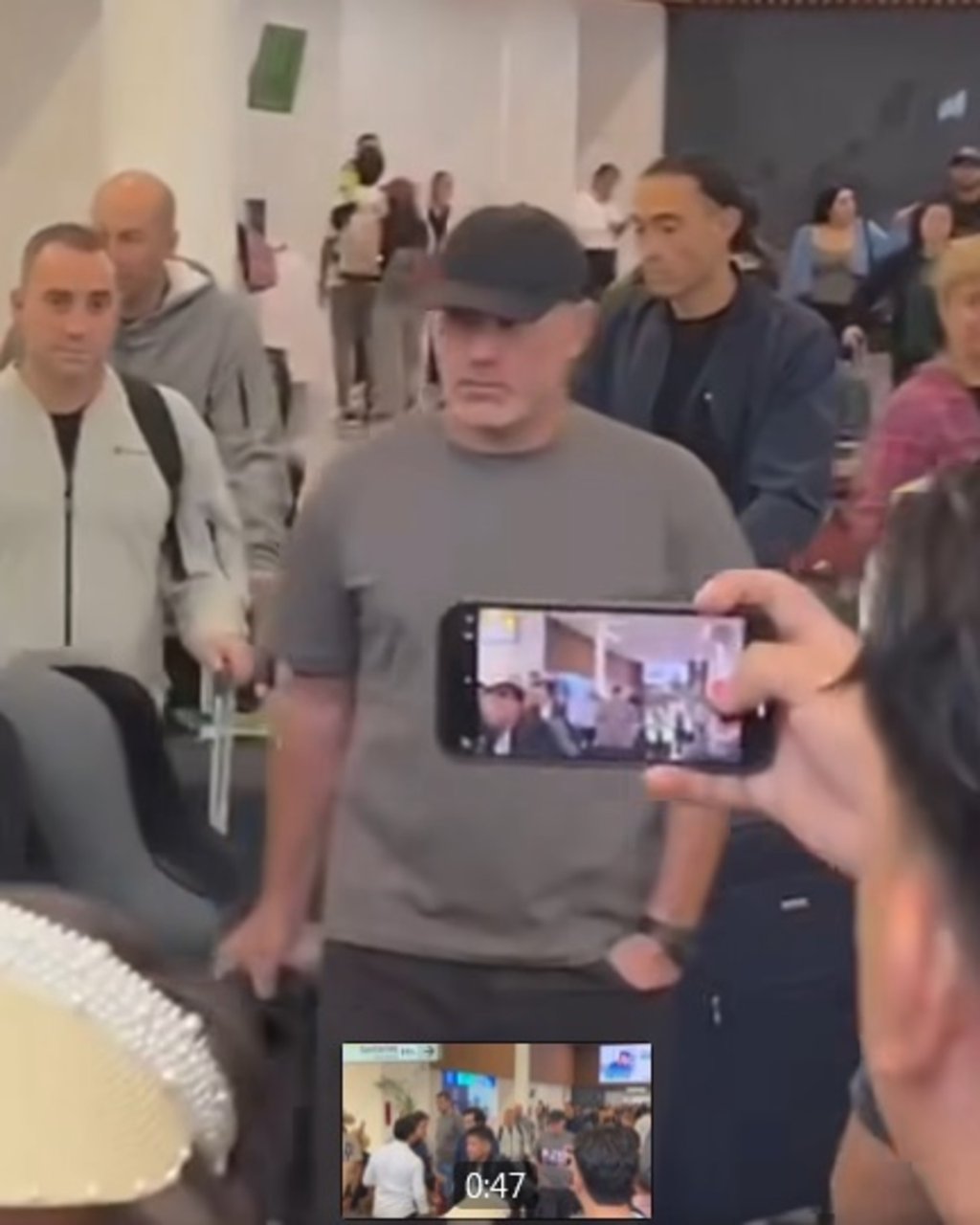 Llegada. Milito fue recibido por gente de las Chivas.