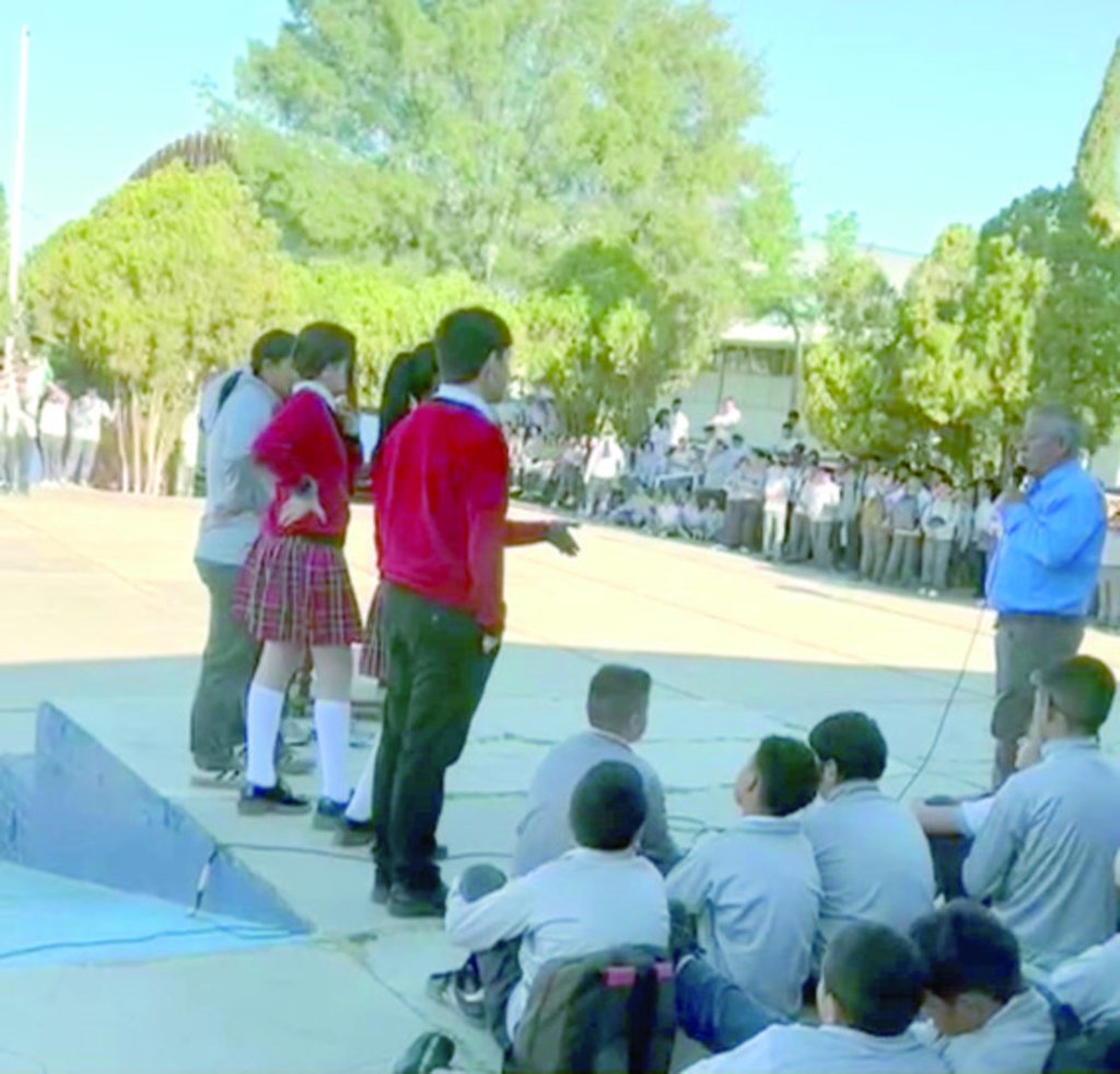 Reacción. Fueron las mismas alumnas de la institución quienes increparon al Director cuando este quiso defenderse.