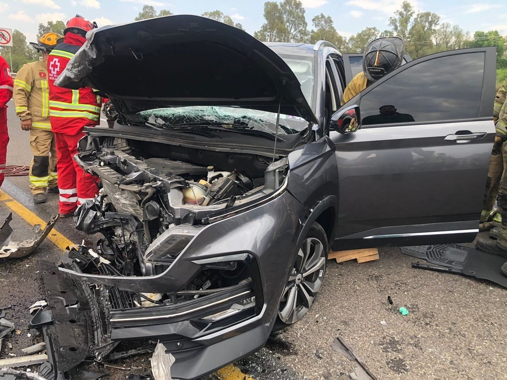 Accidente. Una mujer murió mientras recibía atención médica después de sufrir lesiones en un choque frontal.