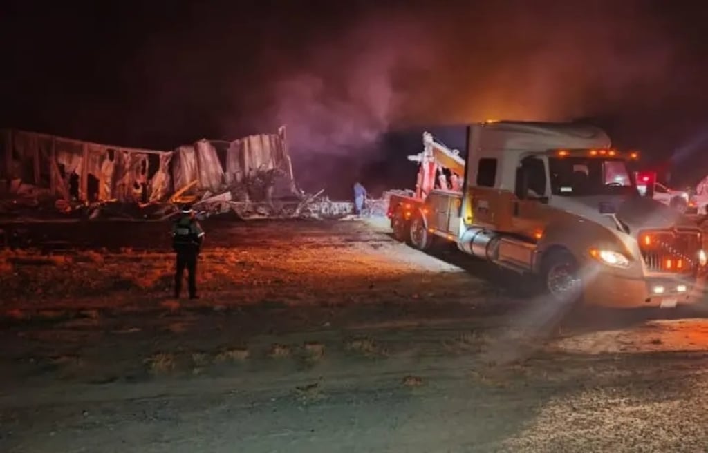 Accidente. Chocaron dos tráileres en la autopista Gómez Palacio-Jiménez, uno volcó y se incendió.