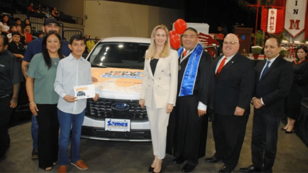 Estudiante de 16 años se gana camioneta del año por su impecable récord de asistencia escolar
