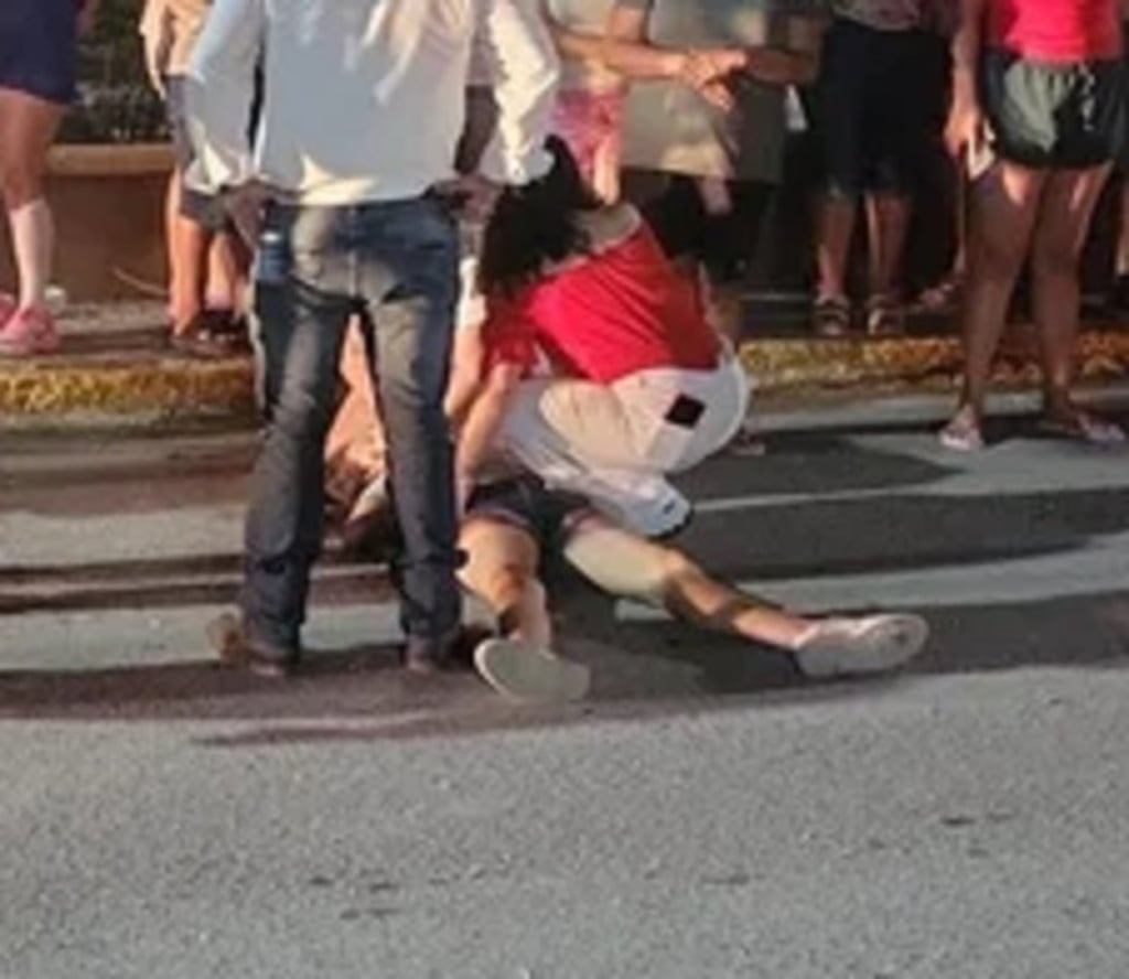 Accidente. Una menor de 13 años fue arrollada por un motociclista de 17 años en Gómez Palacio; se encuentra grave.