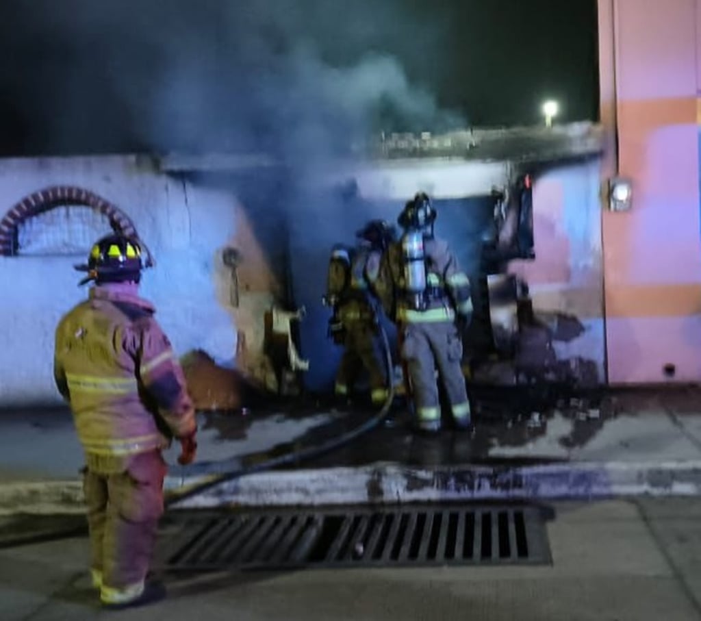 Acción. Bomberos de Durango sofocaron un incendio de casa-habitación este miércoles por la madrugada.