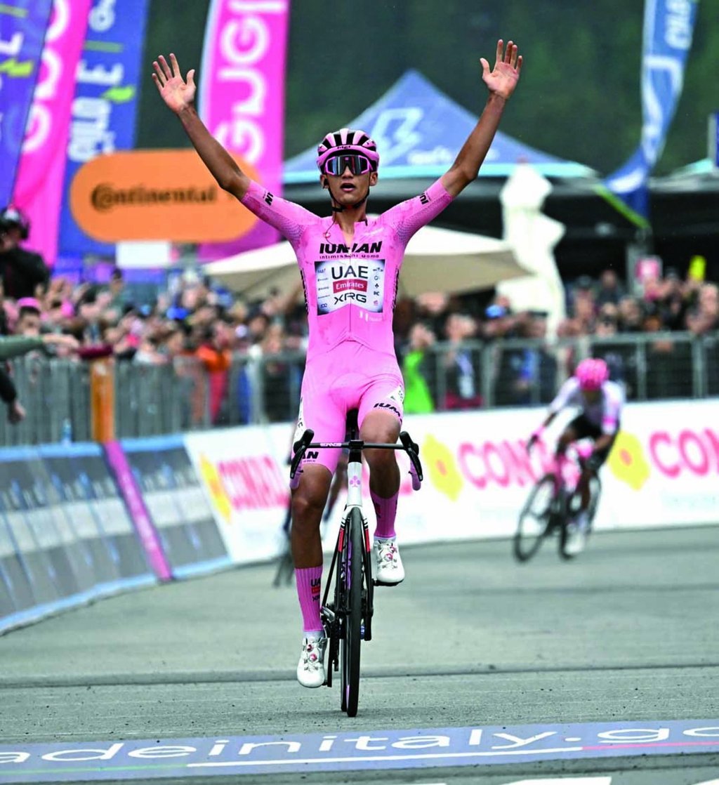 Líder. El mexicano Isaac del Toro (UAE) celebró con euforia un triunfo en Bormio que le permitió reforzar la maglia rosa de líder.