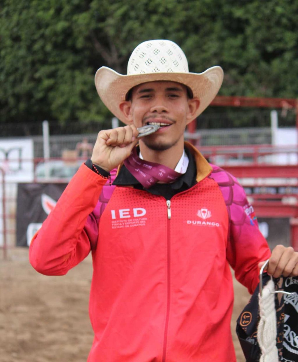 Plateado. El vaquero León Esparza, originario del poblado Independiente y Libertad, del municipio de Durango, fue el encargado de subir al podio por Durango.