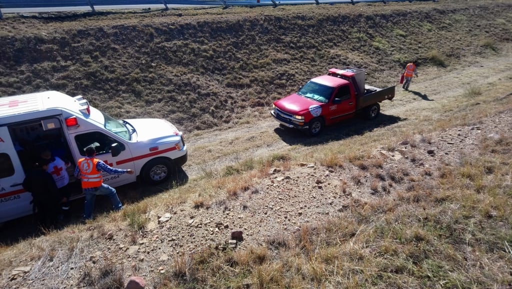 Saldo. En un volcadura por la carretera de cuota Durango-Gómez Palacio, una mujer perdió la vida y dos personas más están graves.