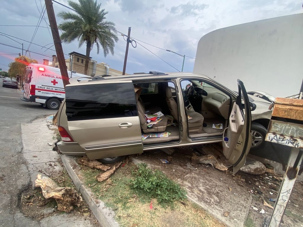 Accidente. Una camioneta derribó un poste y se impactó contra un domicilio en Gómez Palacio.