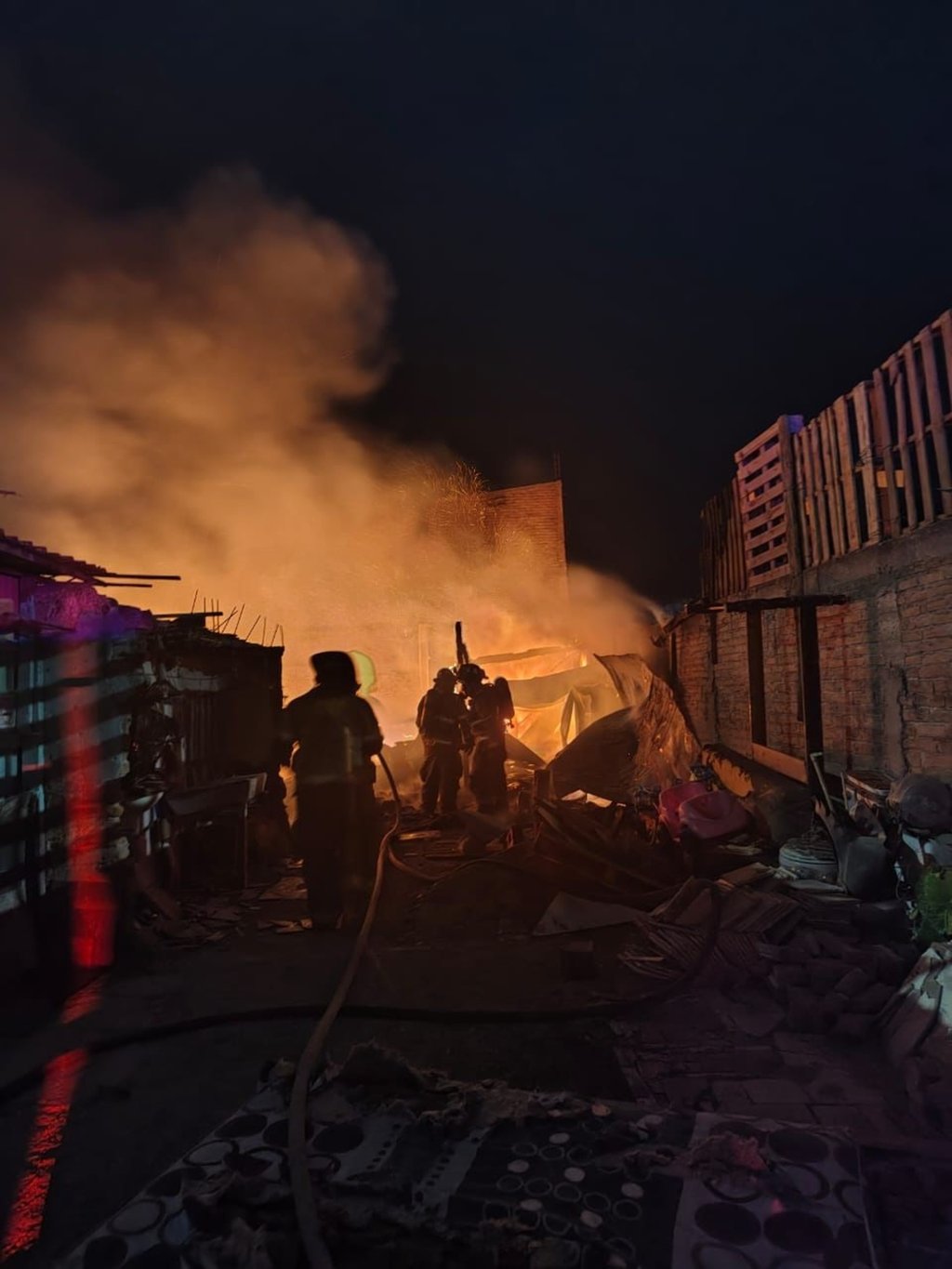 Acción. Bomberos evitaron que el incendio de una bodega de materiales frágiles se propagara a más domicilios.