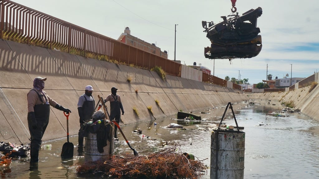 Encuentran todo tipo de objetos durante limpieza en canales de Durango