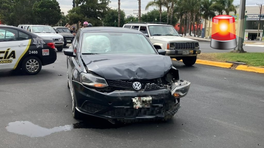 Tras chocar, vehículo da varios 'trompos' en bulevar Enrique Carrola Antuna