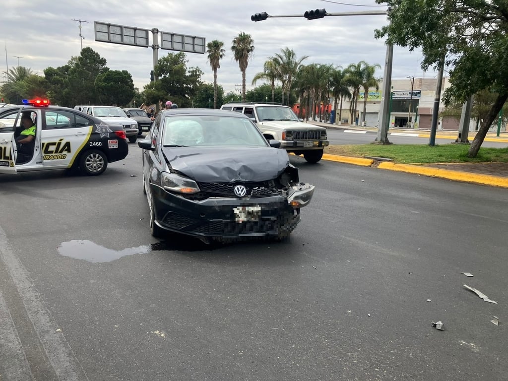 Un fuerte choque se registró en la esquina de Pasteur y Enrique Carrola Antuna, en la Zona Centro de Durango.