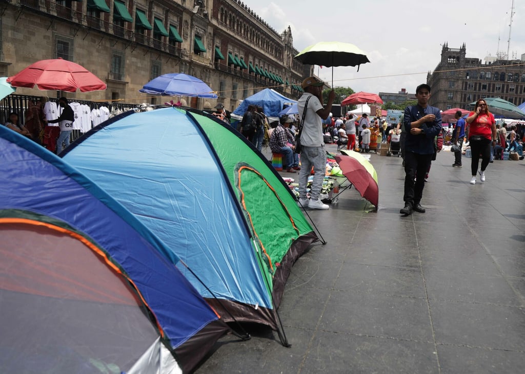 CNTE define hoy si levanta plantón