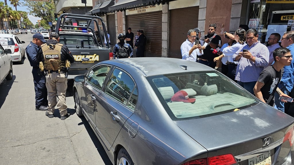 Movilización. Un hombre fue descubierto siguiendo a unos policías y al revisarlo tenía en su poder papelería electoral, presuntamente promoviendo el voto. 