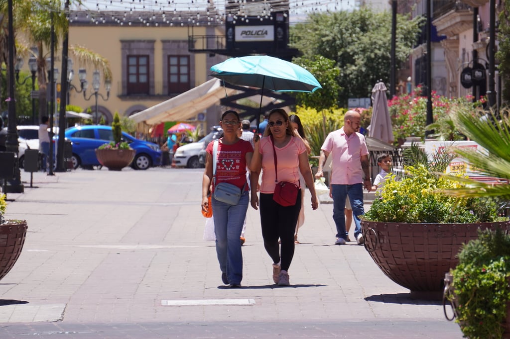 Sin descanso. Aun con las altas temperaturas, las personas no se detienen en lo que respecta a sus actividades diarias, y es común ver las calles y los camiones abarrotados de gente, lo cual genera más calor.