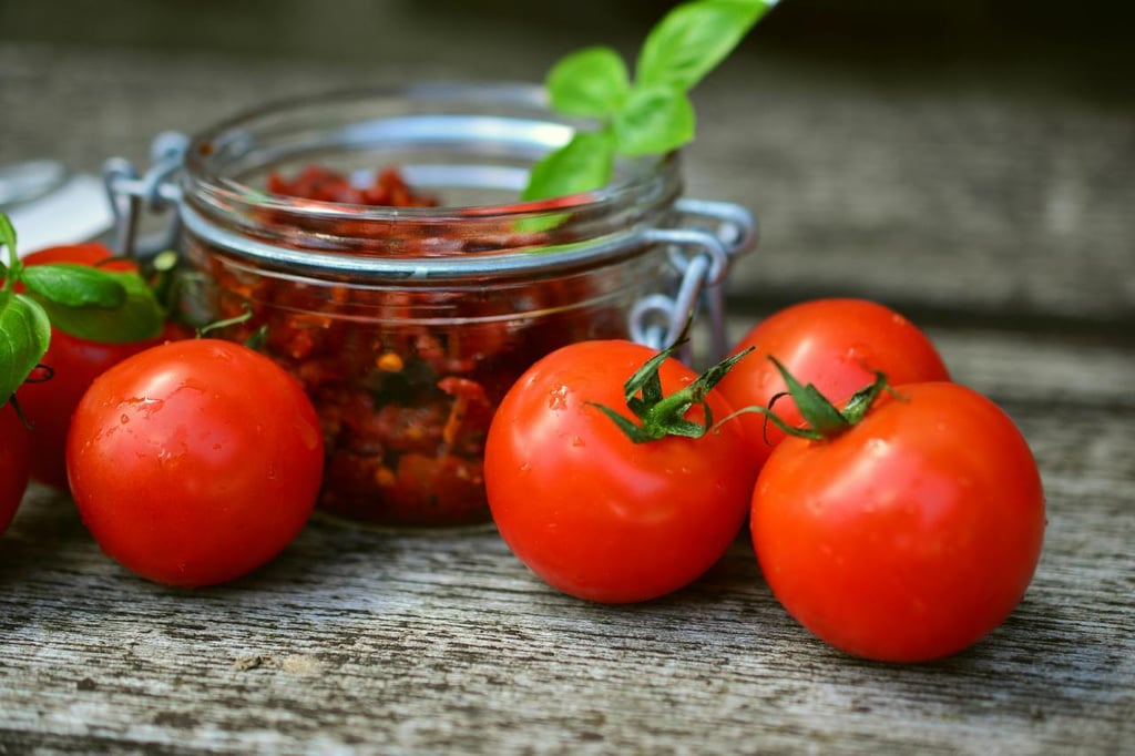 Consejo. Con estas técnicas de preservación, tus tomates sabrán tan deliciosos y jugozos como si fuesen recién cosechados.
