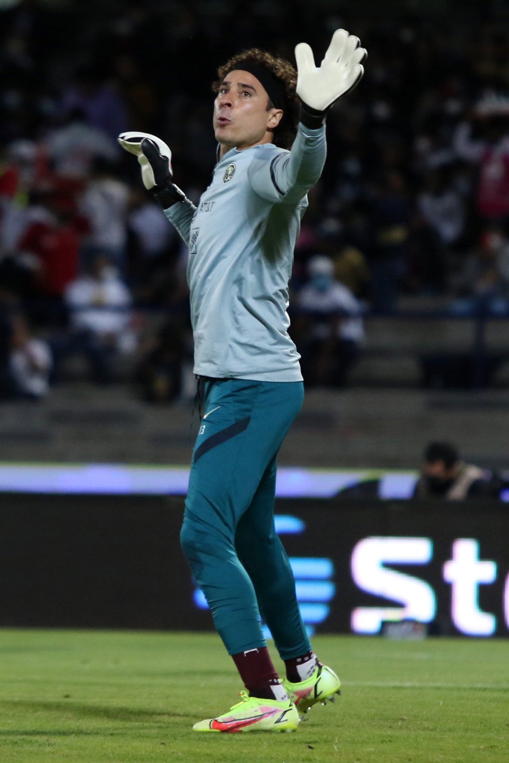 Tribuna. Ni a la banca fue llamado Guillermo Ochoa por el AVS.