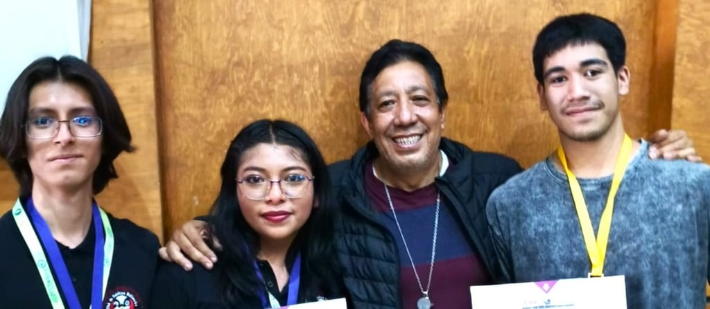Ganaron. Después de ganar la competencia nacional, los dos alumnos del Cobaed y su asesor irán a concursar a Colombia.