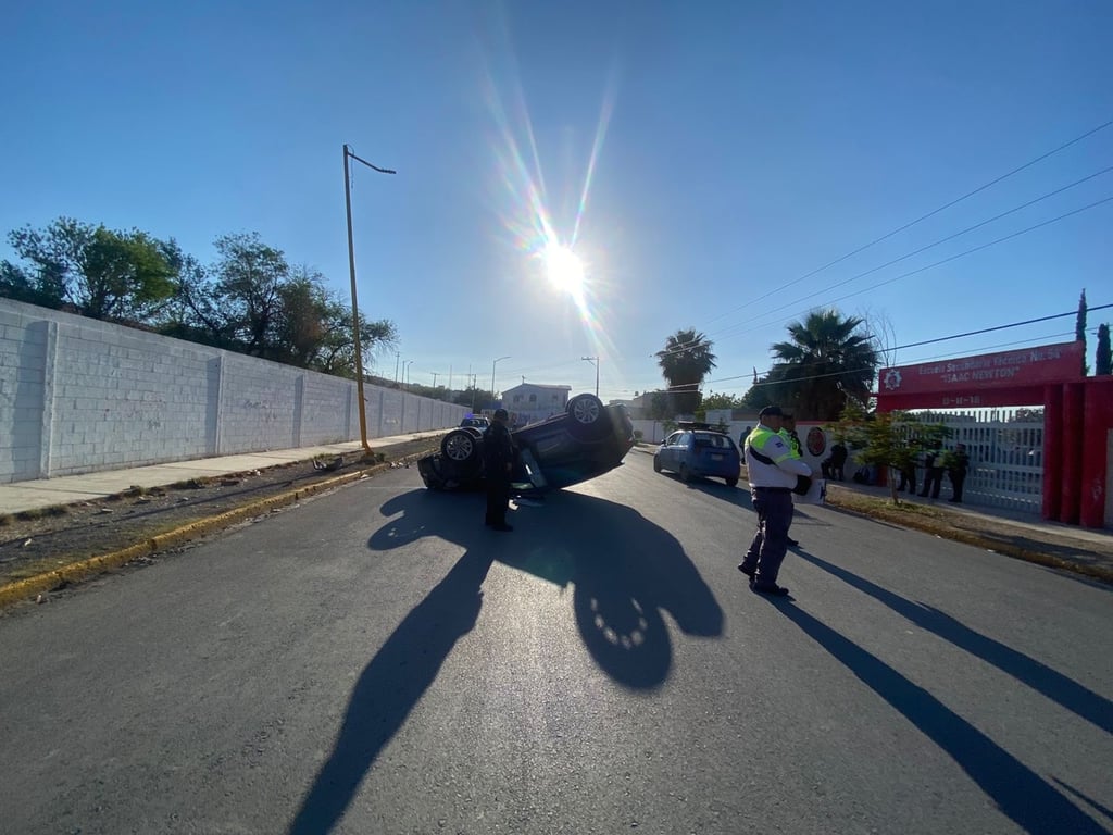 Accidente. Una conductora impactó su camioneta contra una luminaria y volcó frente a una secundaria de Gómez Palacio.