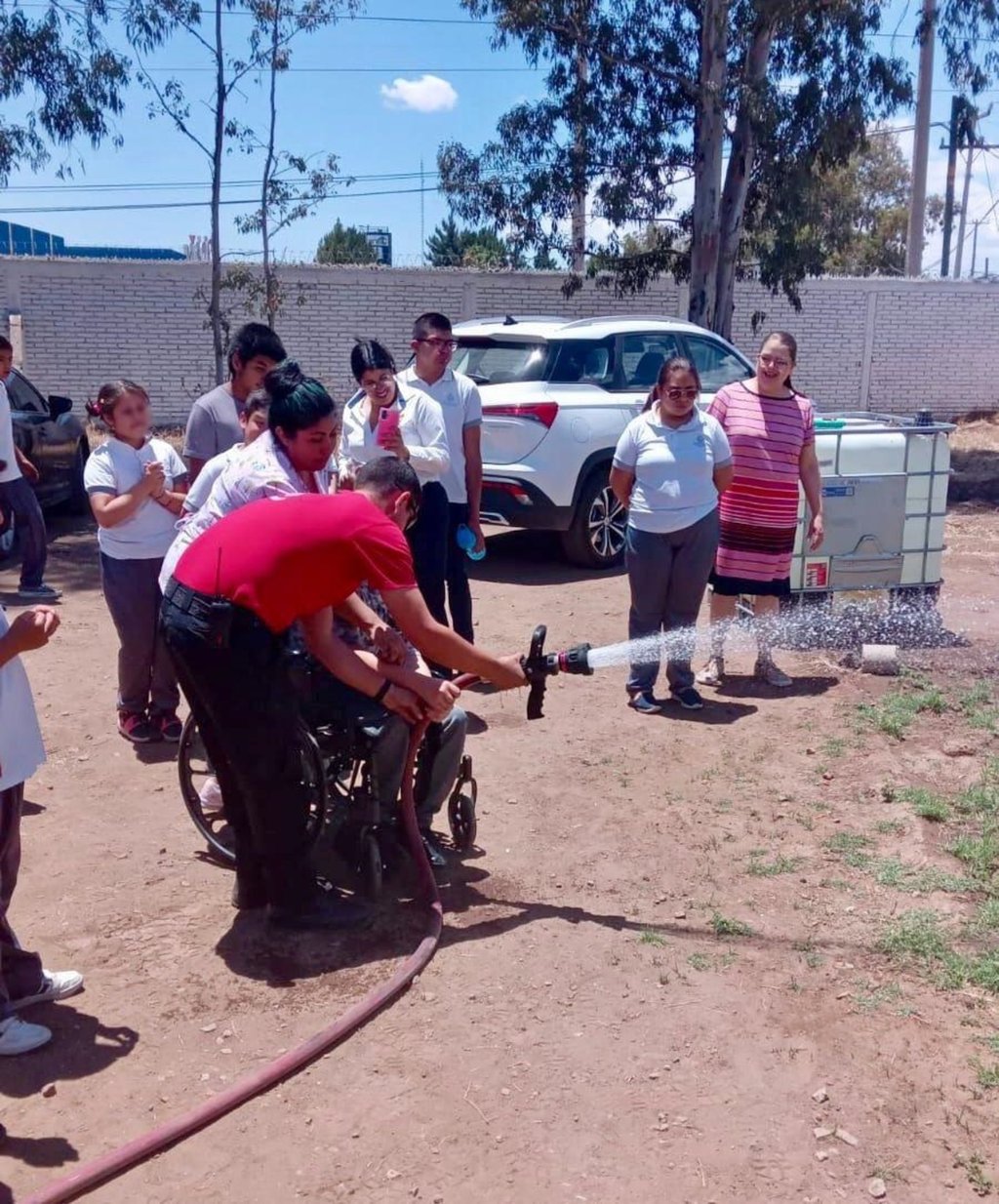 Lección. Los pequeños aprenden cómo usar correctamente el número telefónico de emergencias.